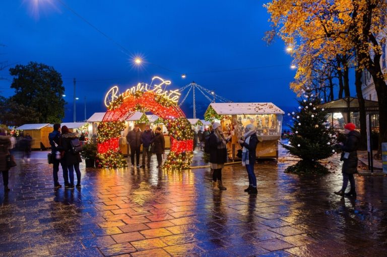 Lugano, Zwitserland. Kerstmarkt in Lugano bij Riva Giocondo Albertolli