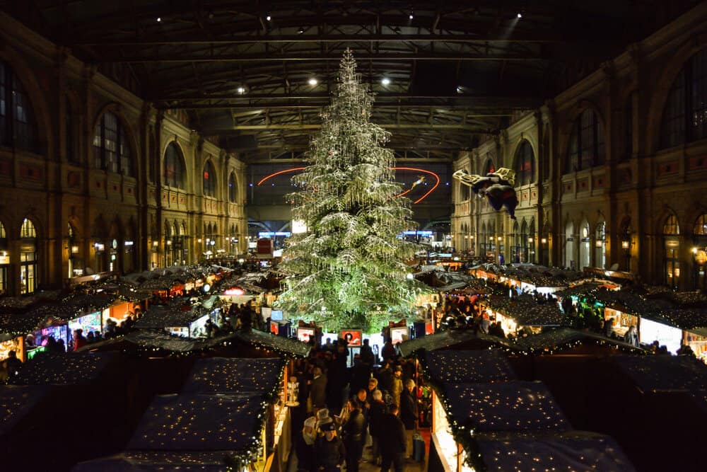 עץ חג המולד מסורתי בשוק חג המולד בתחנת הרכבת המרכזית של ציריך