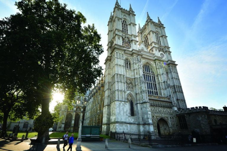 Posjetite čuvenu londonsku ceremoniju promjene straže i posjetite kultne znamenitosti oko Vestminstera. Uživajte u pogledu na Bakingemsku palatu, Big Ben, Downing Street 10 i zgradu parlamenta.