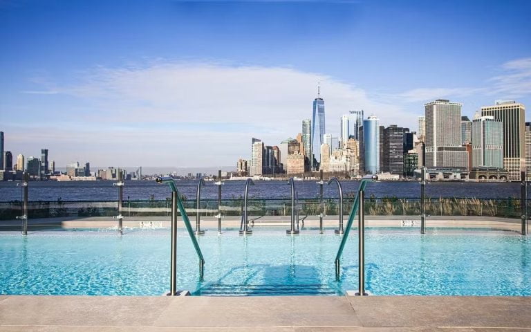 QC NY Wellness Spa في جزيرة جفرنرز