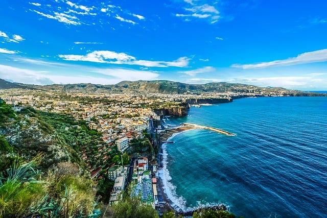 סורנטו, הממוקמת לאורך חוף אמלפי הציורי באיטליה, מציעה שילוב של יופי טבעי מדהים