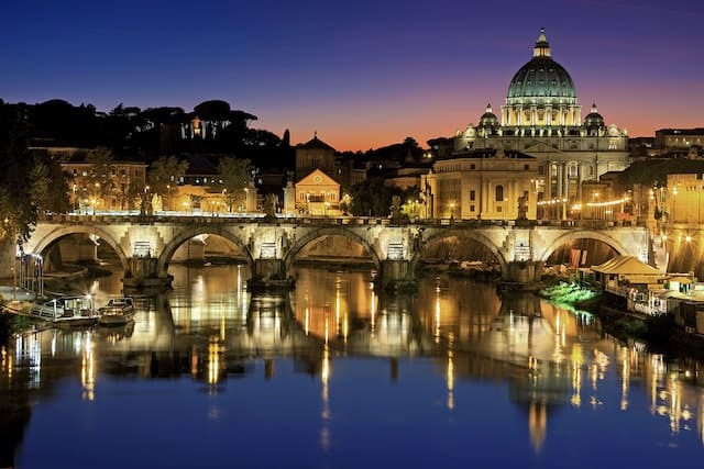 רומא היא יעד תיירותי מוביל הידוע בהיסטוריה העשירה ובארכיטקטורה עוצרת נשימה