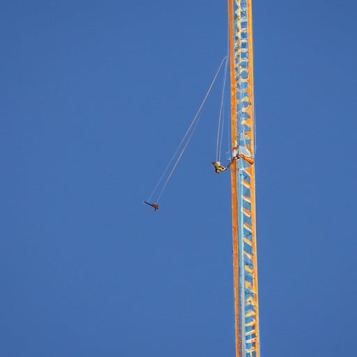 אדם קופץ בנג'י ממגדל הסטרטוספירה