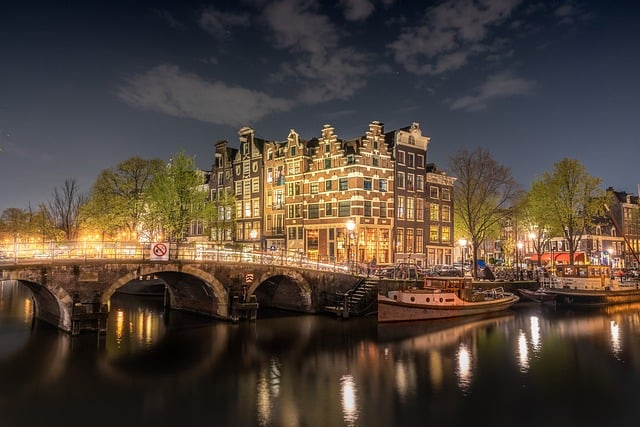 אמסטרדם ידועה בזכות רשת התעלות האיקונית שלה, שלאורכה בתים עירוניים צרים וגשרים ציוריים