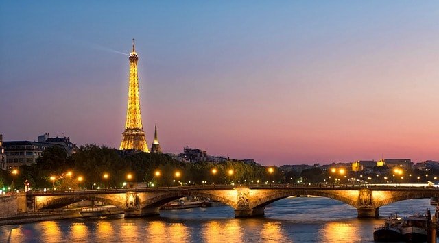 פריז עיר האורות ידועה בהיסטוריה העשירה שלה, ציוני דרך אייקונים ותרבות תוססת