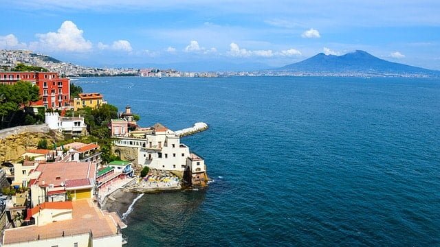 חופשה במלון בוטיק בנאפולי מציעה שילוב מושלם של טבילה תרבותית, תענוגות קולינריים וקסם ים תיכוני