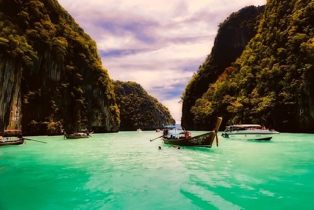 שייט בתאילנד הוא דרך פופולרית לחקור את קו החוף והאיים היפים של המדינה