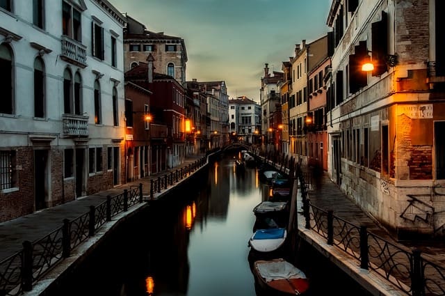 ונציה היא אחד מיעדי הנופש המרהיבים ביותר בעולם. תיהנו מהאווירה הרומנטית והמקסימה