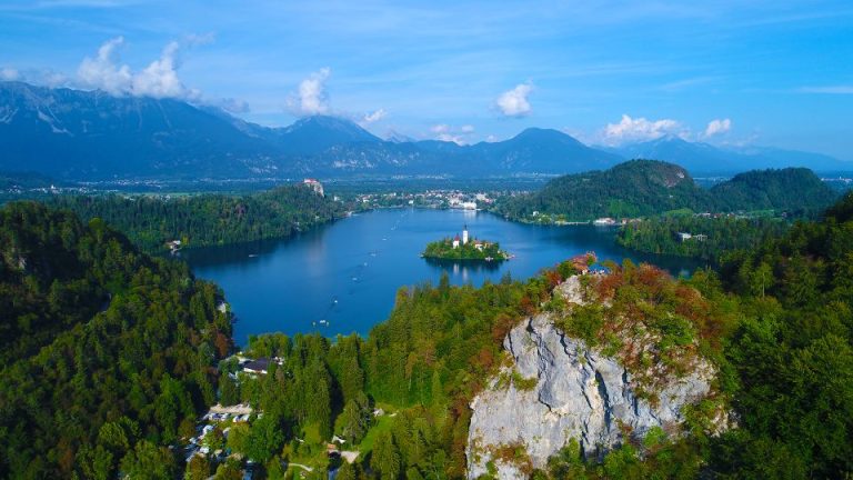 Ljubljanából: hajókirándulás a Bledi-tónál és vezetett egynapos kirándulás a kastélyba