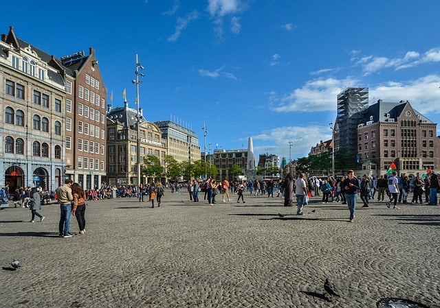 העיר אמסטרדם עצמה היא חוויה בלתי נשכחת. התעלות הרומנטיות, הבתים ההיסטוריים והאווירה המיוחדת