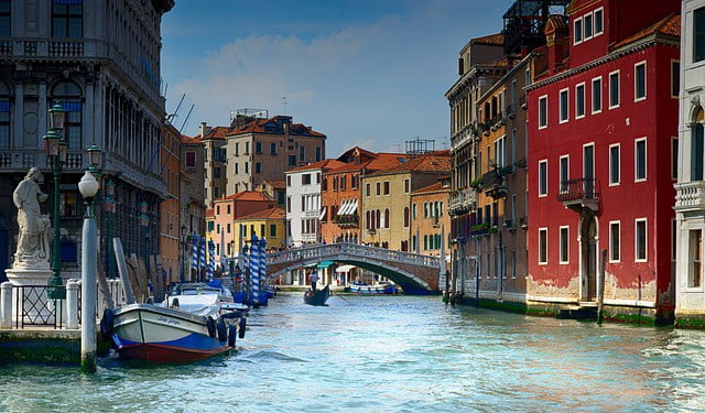 ונציה היא אחת הערים הקסומות ביותר בעולם, עיר הבנויה על תעלות, ומציעה את קסם העבר האיטלקי המופשט