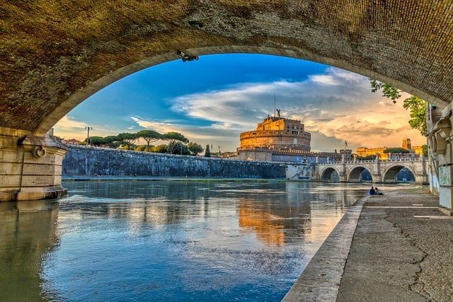 רומא מצוינת בארכיטקטורה ההיסטורית שלה, מקדשים דתיים, אופרות מפוארות