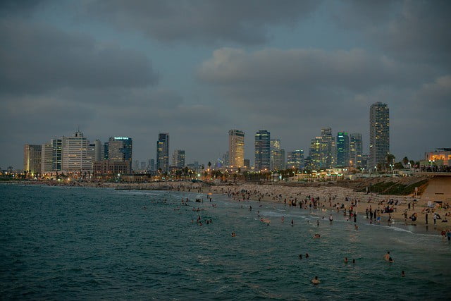 תל אביב היא גם מקום הפועם בכל שעה של היום והלילה, בזכות ברים, מועדונים, קפה, ופסטיבלים מגוונים