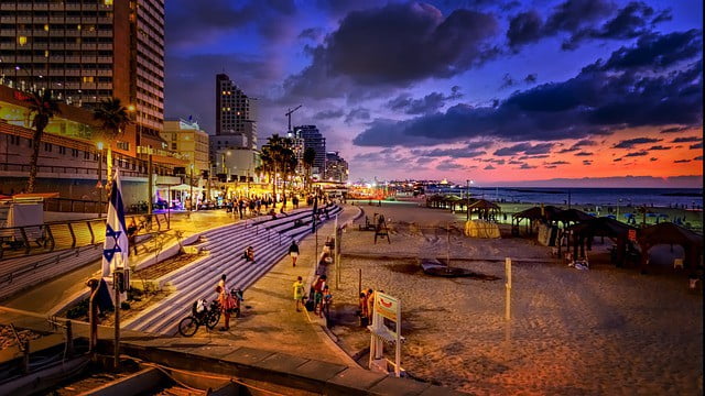 תל אביב, ממוקמת בין הים התיכון הכחול לבין הבניינים המודרניים