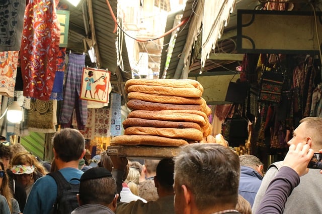 אם אתם רוצים לחוות את העיר במלוא עוצמתה, כדאי לבחור מלון באזור של שוק מחנה יהודה