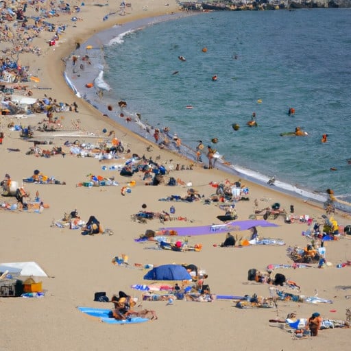 אנשים משתזפים ושוחים בחוף פופולרי בברצלונה