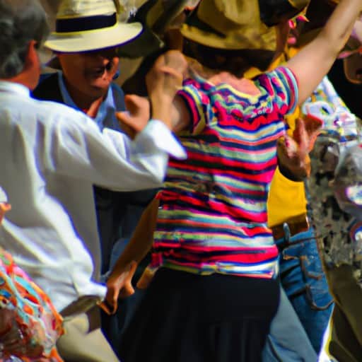 מקומיים ותיירים רוקדים וחוגגים במהלך פסטיבל תוסס בוונציה הקטנה.