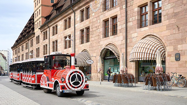 נירנברג מגוון רחב של אטרקציות תיירותיות, מוזיאונים, כנסיות, כיכרות היסטוריות ועוד.