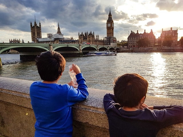 טיול בלונדון עם ילדים הוא הזדמנות לחוות תרבות עשירה, היסטוריה מרתקת, וליהנות מבילויים מהנים לכל המשפחה