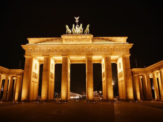 ברלין, עיר תוססת ומרתקת, מציעה מגוון רחב של אפשרויות ליהנות מחופשה יוקרתית בלתי נשכחת